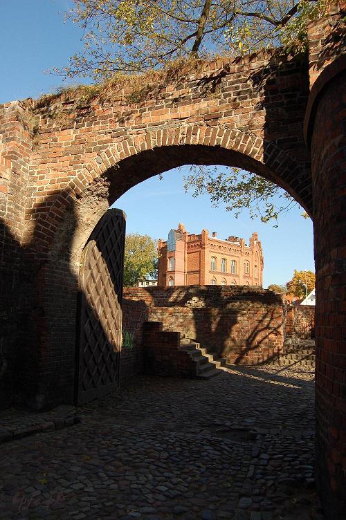 Brama w murach miejskich dzielących dawne Stare Miasto Toruń od Nowego Miasta Torunia - widok od strony zbiegu ulic Podmurnej i Ciasnej, blisko ruin Zamku Krzyżackiego